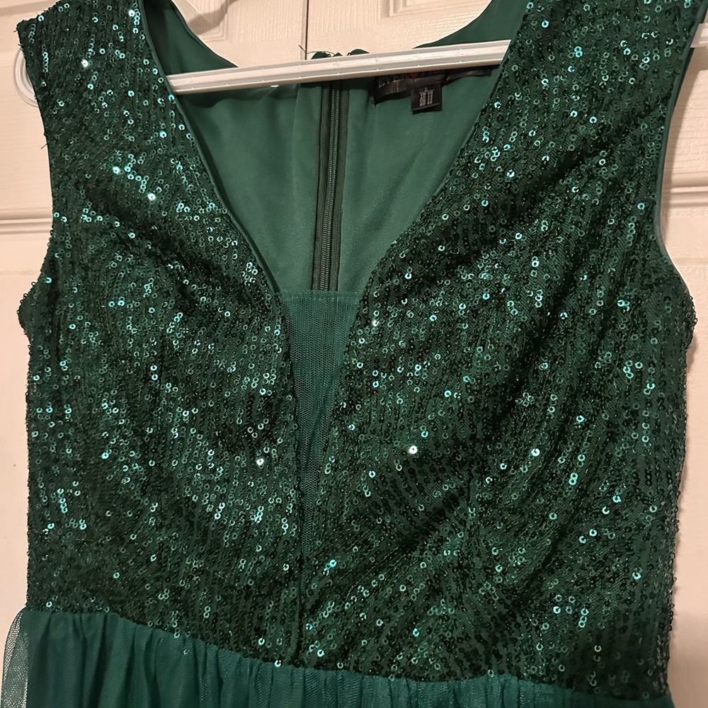Elegant Green Dress with Sequins